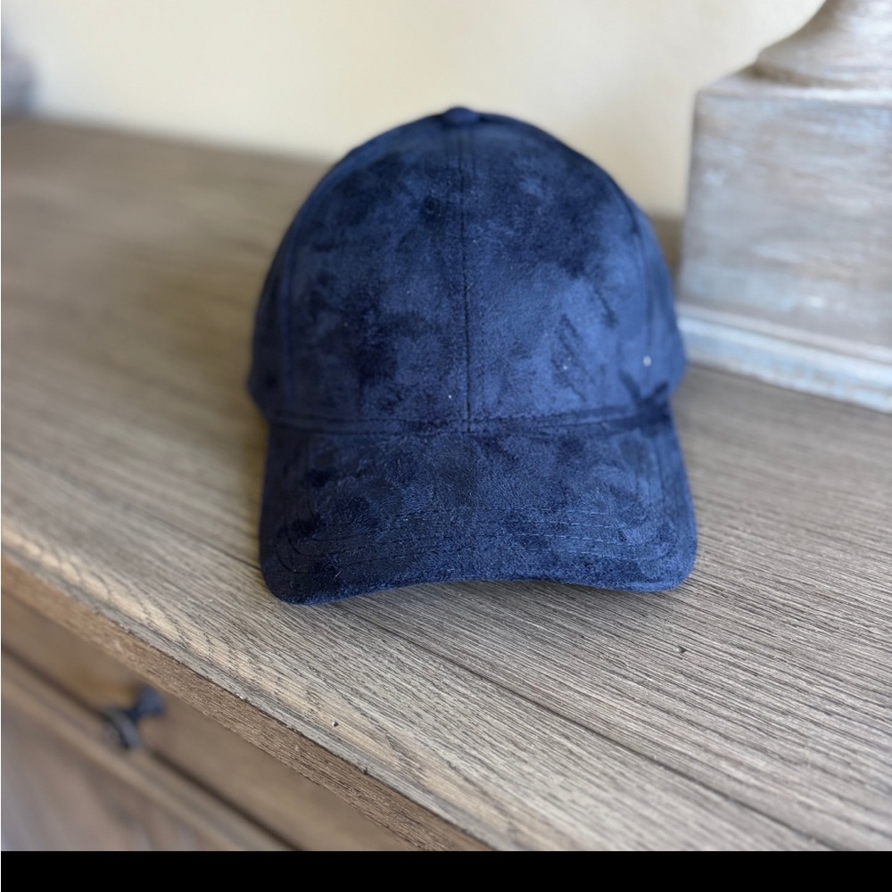 NAVY FAUX SUEDE BASEBALL HAT